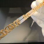 GUA-375 prachtige 18 kt valkenoog geelgoud met witgouden platen armband 19 cm